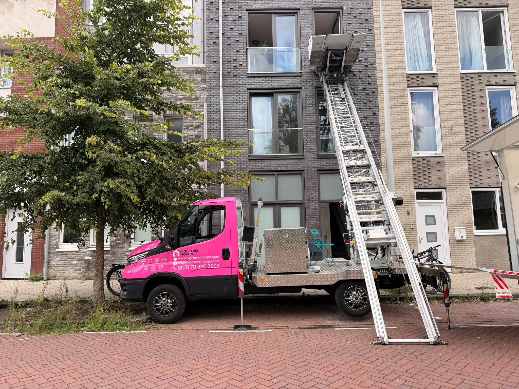Verhuislift aan het werk bij een Amsterdams pand